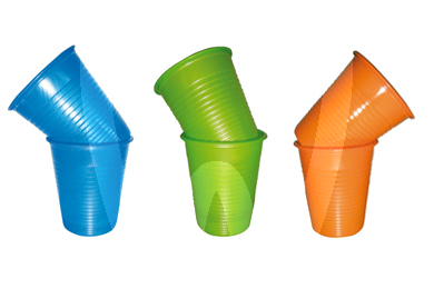 Vasos de plástico de colores desechables sin marca